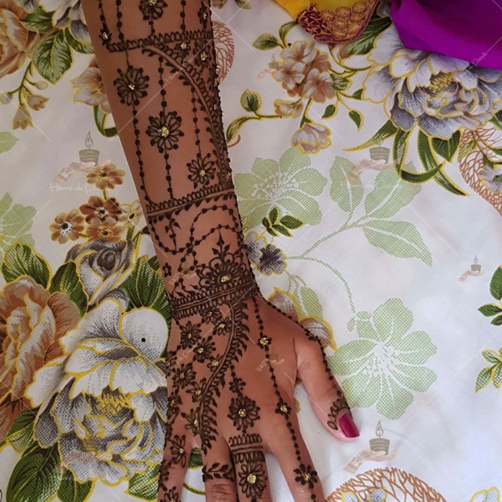 prestation henné du paradis mariage paris naturel henna henne domicile hlel tatouage fiancailles fassi mehendi day pas cher noir blanc rouge ile de france pose 78 yvelines mureaux poissy meulan argenteuil invitee main mariée