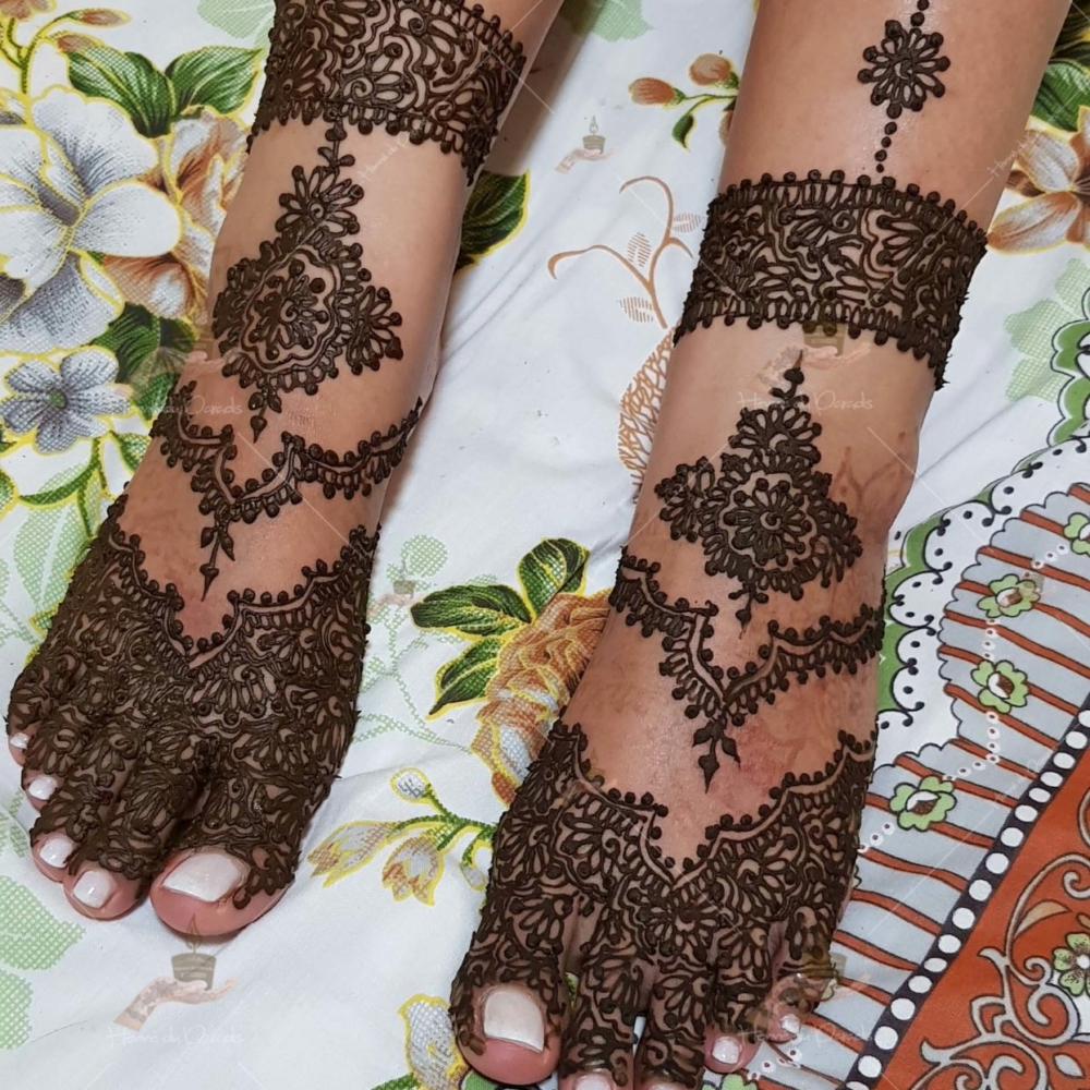 prestation henné du paradis mariage paris naturel henna henne domicile hlel tatouage fiancailles fassi mehendi day pas cher noir blanc rouge ile de france pose 78 yvelines mureaux poissy pieds meulan argenteuil invitee main mariée