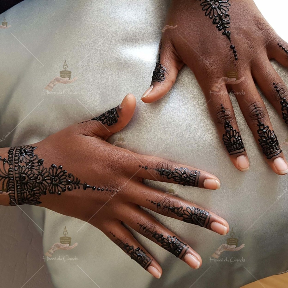 prestation henné du paradis mariage paris naturel henna henne domicile hlel tatouage fiancailles fassi mehendi day pas cher noir blanc rouge ile de france pose 78 yvelines mureaux poissy meulan argenteuil invitee main mariée