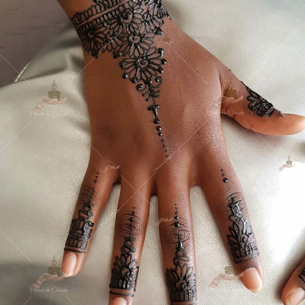 prestation henné du paradis mariage paris naturel henna henne domicile hlel tatouage fiancailles fassi mehendi day pas cher noir blanc rouge ile de france pose 78 yvelines mureaux poissy meulan argenteuil invitee main mariée