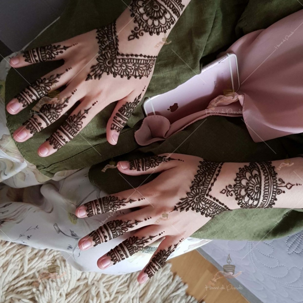 prestation henné du paradis mariage paris naturel henna henne domicile hlel tatouage fiancailles fassi mehendi day pas cher noir blanc rouge ile de france pose 78 yvelines mureaux poissy meulan argenteuil invitee main mariée