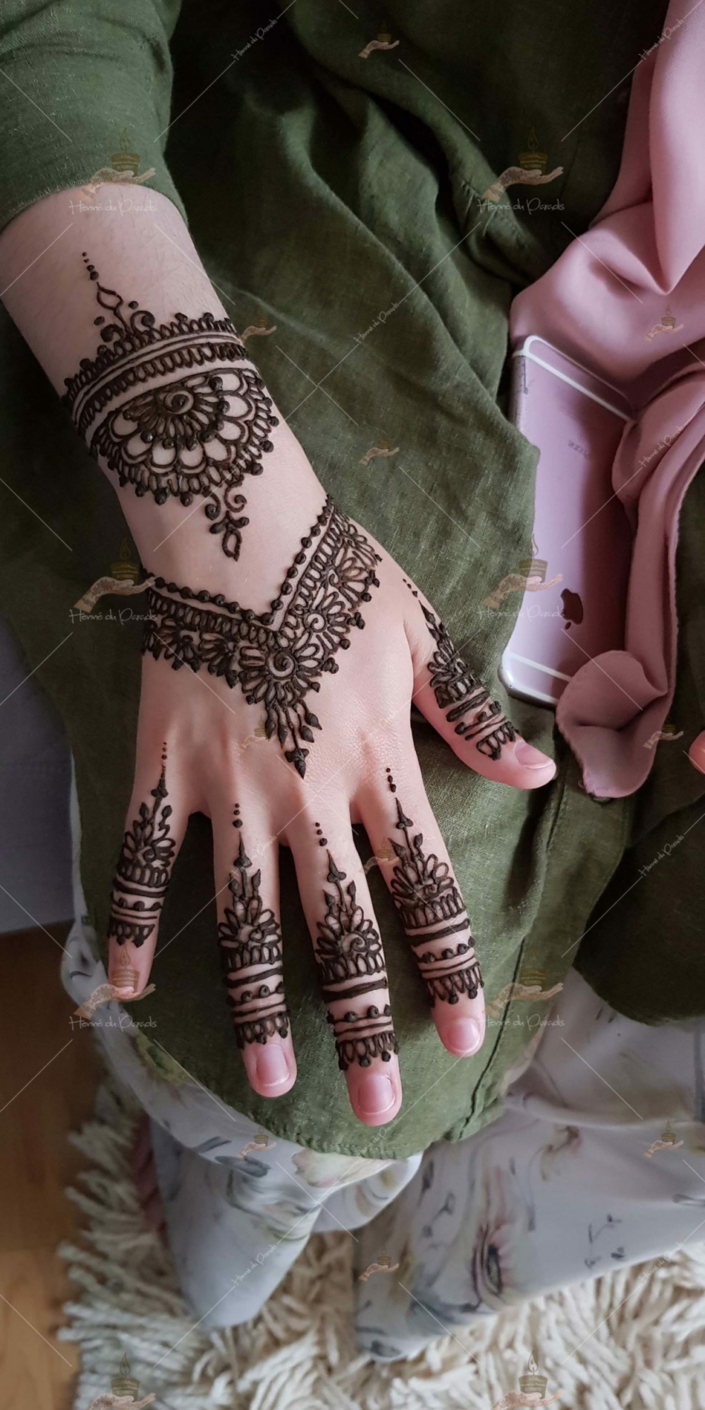 prestation henné du paradis mariage paris naturel henna henne domicile hlel tatouage fiancailles fassi mehendi day pas cher noir blanc rouge ile de france pose 78 yvelines mureaux poissy meulan argenteuil invitee main mariée