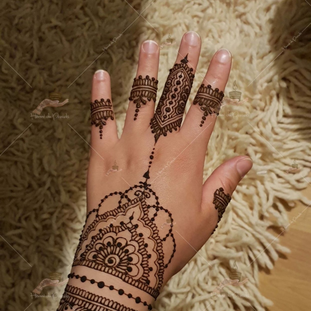 prestation henné du paradis mariage paris naturel henna henne domicile hlel tatouage fiancailles fassi mehendi day pas cher noir blanc rouge ile de france pose 78 yvelines mureaux poissy meulan argenteuil invitee main mariée