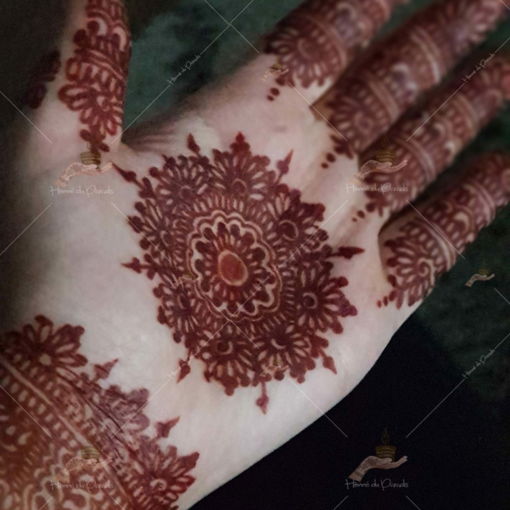 prestation henné du paradis mariage paris naturel henna henne domicile hlel tatouage fiancailles fassi mehendi day pas cher noir blanc rouge ile de france pose 78 yvelines mureaux poissy meulan argenteuil invitee main mariée