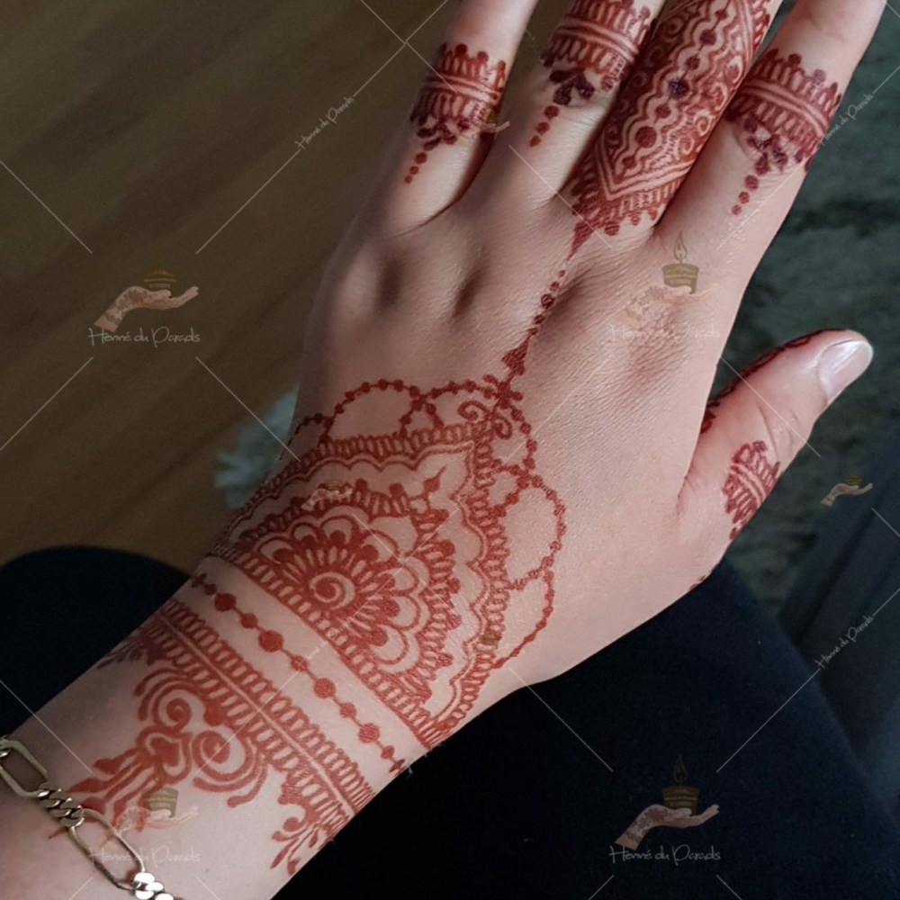 prestation henné du paradis mariage paris naturel henna henne domicile hlel tatouage fiancailles fassi mehendi day pas cher noir blanc rouge ile de france pose 78 yvelines mureaux poissy meulan argenteuil invitee main mariée