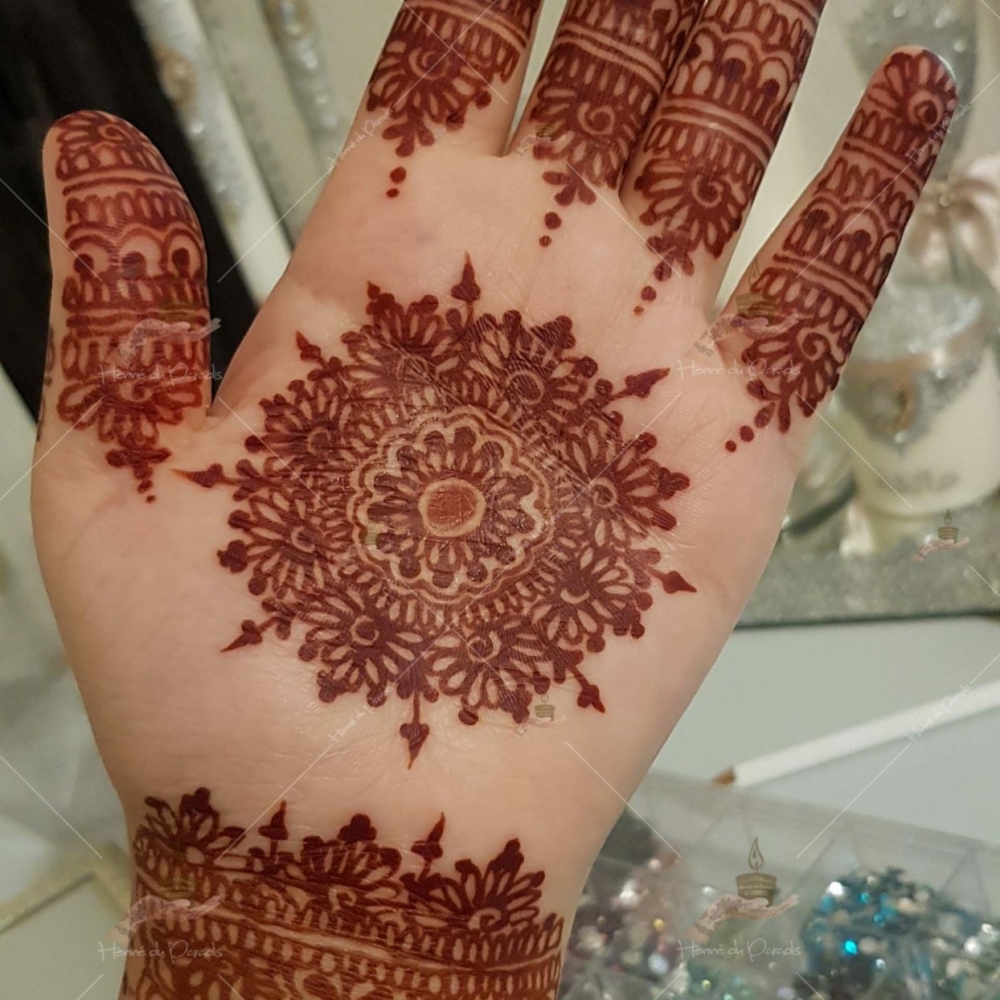 prestation henné du paradis mariage paris naturel henna henne domicile hlel tatouage fiancailles fassi mehendi day pas cher noir blanc rouge ile de france pose 78 yvelines mureaux poissy meulan argenteuil invitee main mariée