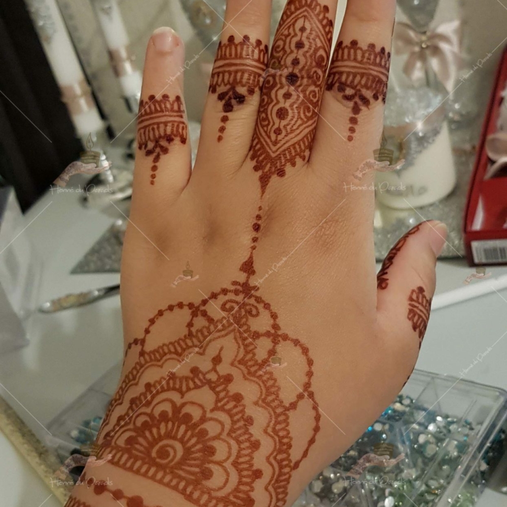 prestation henné du paradis mariage paris naturel henna henne domicile hlel tatouage fiancailles fassi mehendi day pas cher noir blanc rouge ile de france pose 78 yvelines mureaux poissy meulan argenteuil invitee main mariée