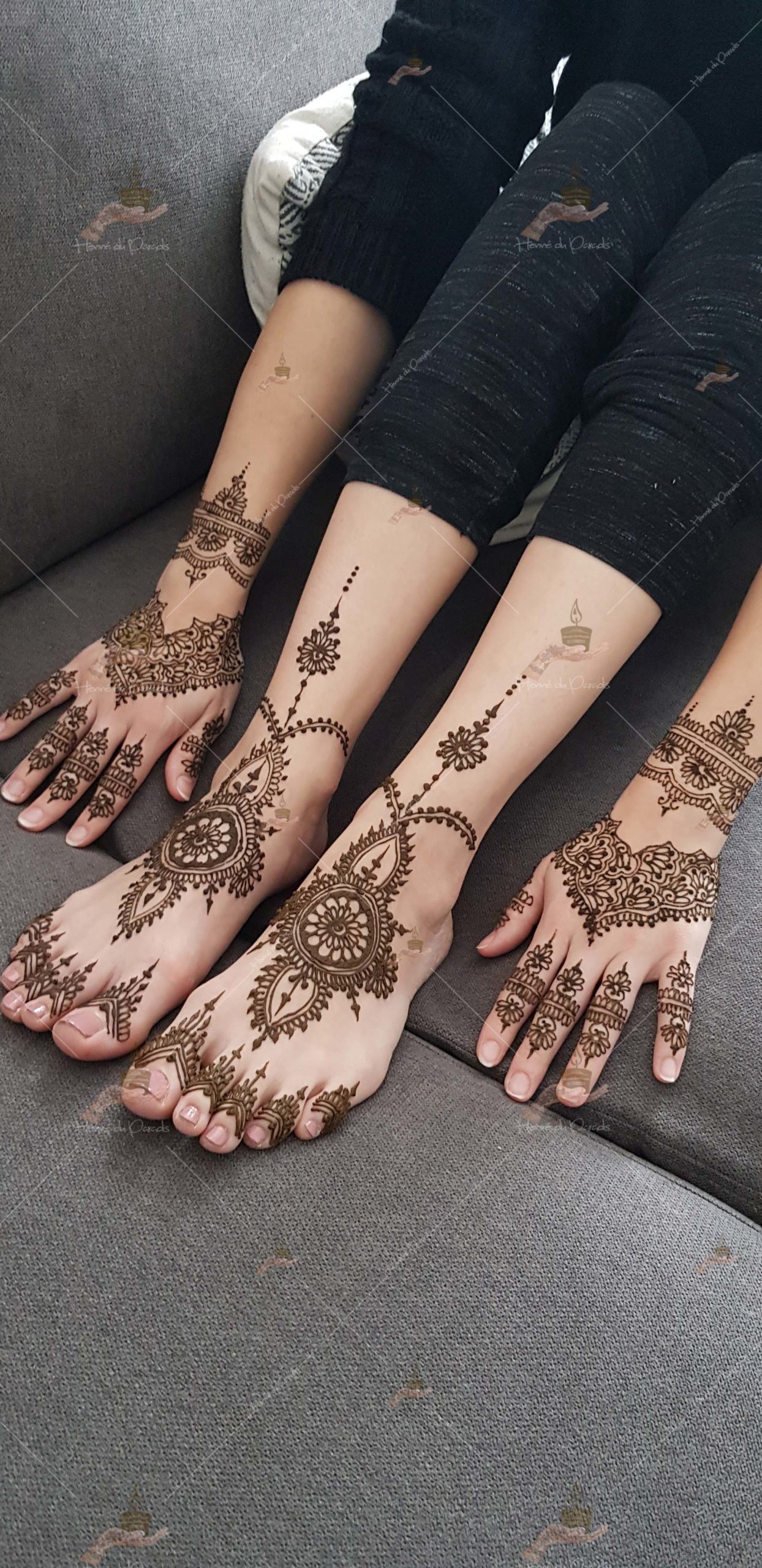 prestation fiançailles noir rouge Argenteuil invitée prix main dos cheville fête corps tatto déplacement pied blanc henné naturel qualité mariage Paris henna henne domicile paradis hlel tatouage fiancailles fassi mehendi day pas cher ile france pose 78 yvelines mureaux poissy meulan