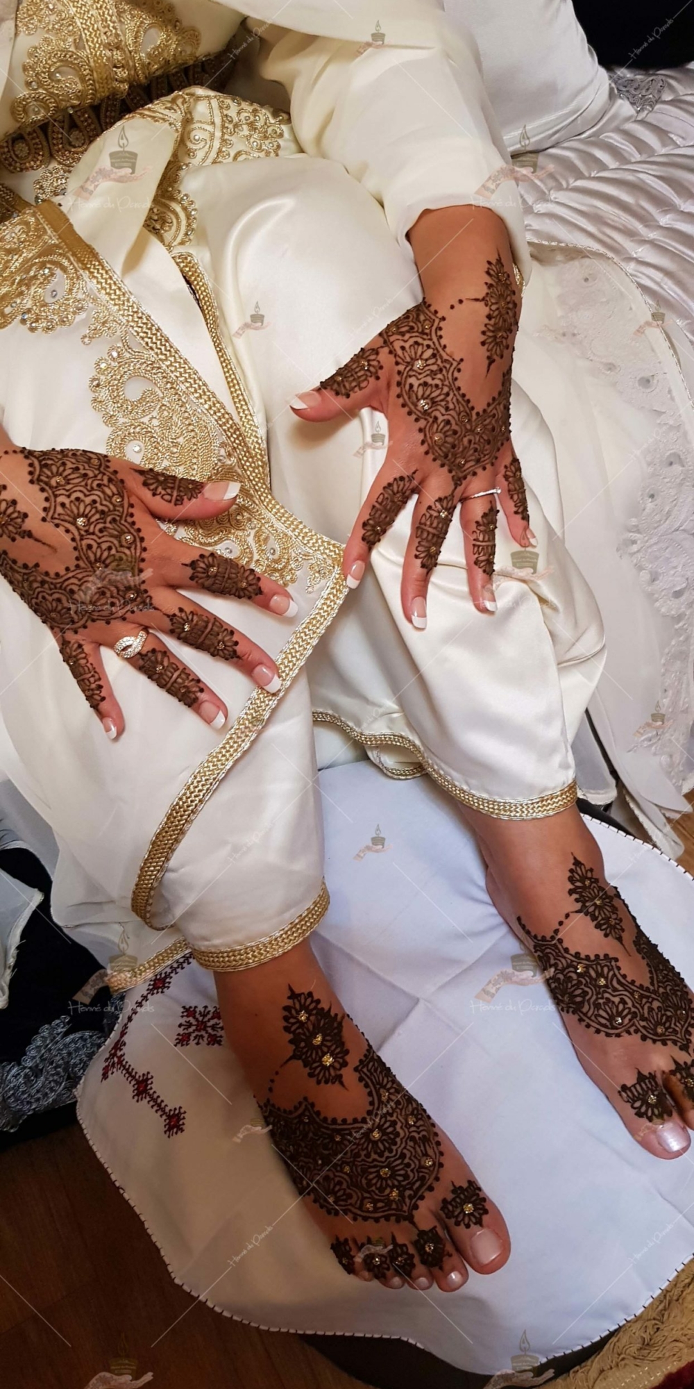 prestation henné du paradis mariage paris naturel henna henne domicile hlel tatouage fiancailles fassi mehendi day pas cher noir blanc rouge ile de france pose 78 yvelines mureaux poissy meulan pieds argenteuil invitee main mariée