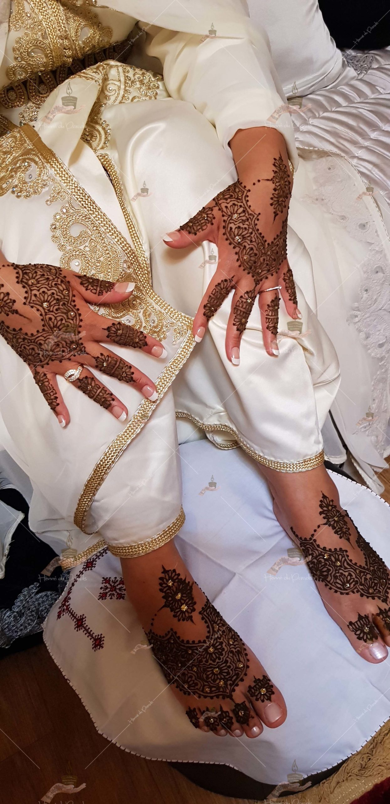 prestation fiançailles noir rouge Argenteuil invitée prix main dos cheville fête corps tatto déplacement pied blanc henné naturel qualité mariage Paris henna henne domicile paradis hlel tatouage fiancailles fassi mehendi day pas cher ile france pose 78 yvelines mureaux poissy meulan