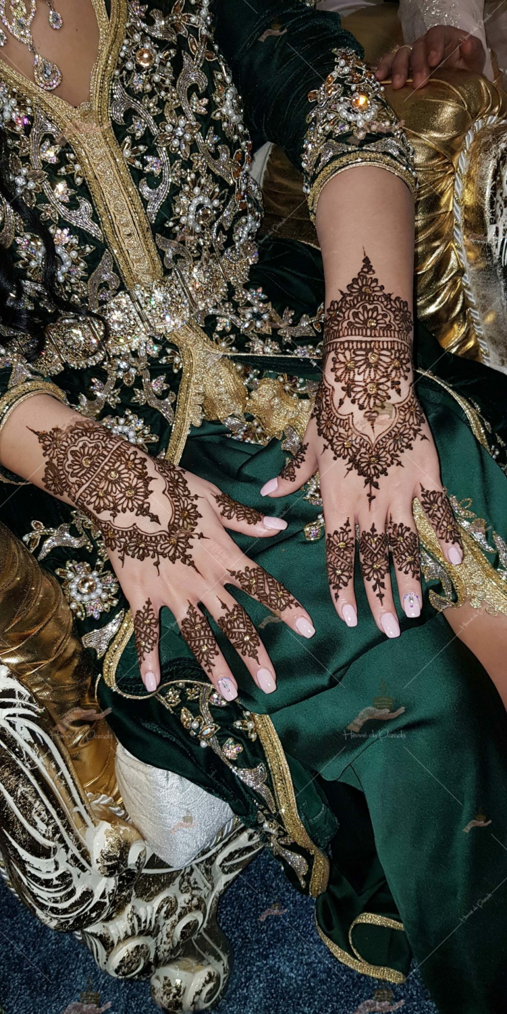 prestation fiançailles noir rouge Argenteuil invitée prix main dos cheville fête corps tatto déplacement pied blanc henné naturel qualité mariage Paris henna henne domicile paradis hlel tatouage fiancailles fassi mehendi day pas cher ile france pose 78 yvelines mureaux poissy meulan