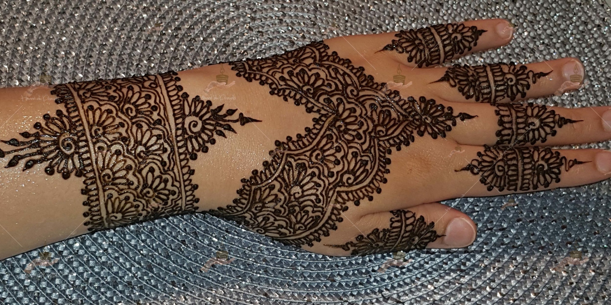 prestation henné du paradis mariage paris naturel henna henne domicile paradis hlel tatouage fiancailles fassi mehendi day pas cher noir blanc rouge ile de france pose 78 yvelines mureaux poissy meulan argenteuil invitee main mariée