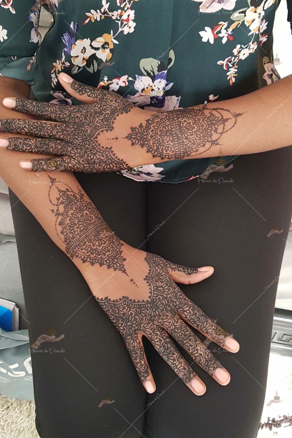 prestation henné du paradis mariage paris naturel henna henne domicile hlel tatouage fiancailles fassi mehendi day pas cher noir blanc rouge ile de france pose 78 yvelines mureaux poissy meulan argenteuil invitee main mariée