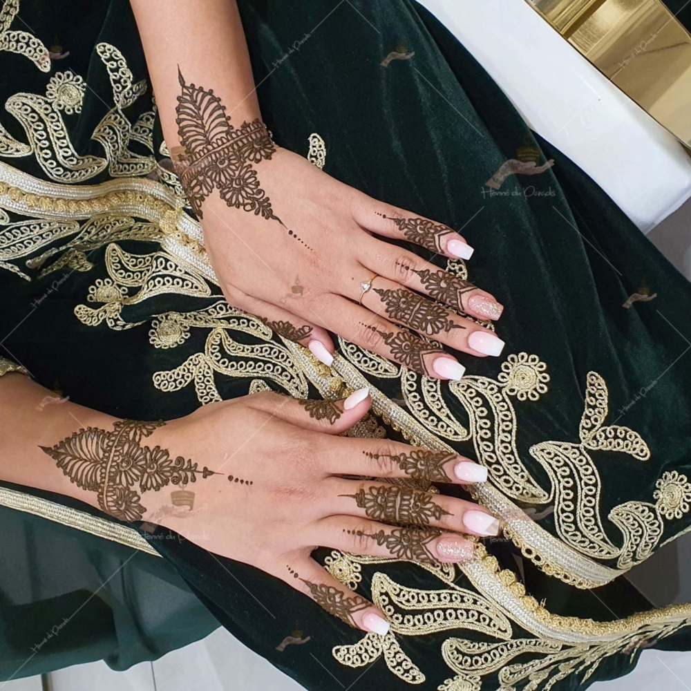 prestation henné du paradis mariage paris naturel henna henne domicile hlel tatouage fiancailles fassi mehendi day pas cher noir blanc rouge ile de france pose 78 yvelines mureaux poissy meulan argenteuil invitee main mariée