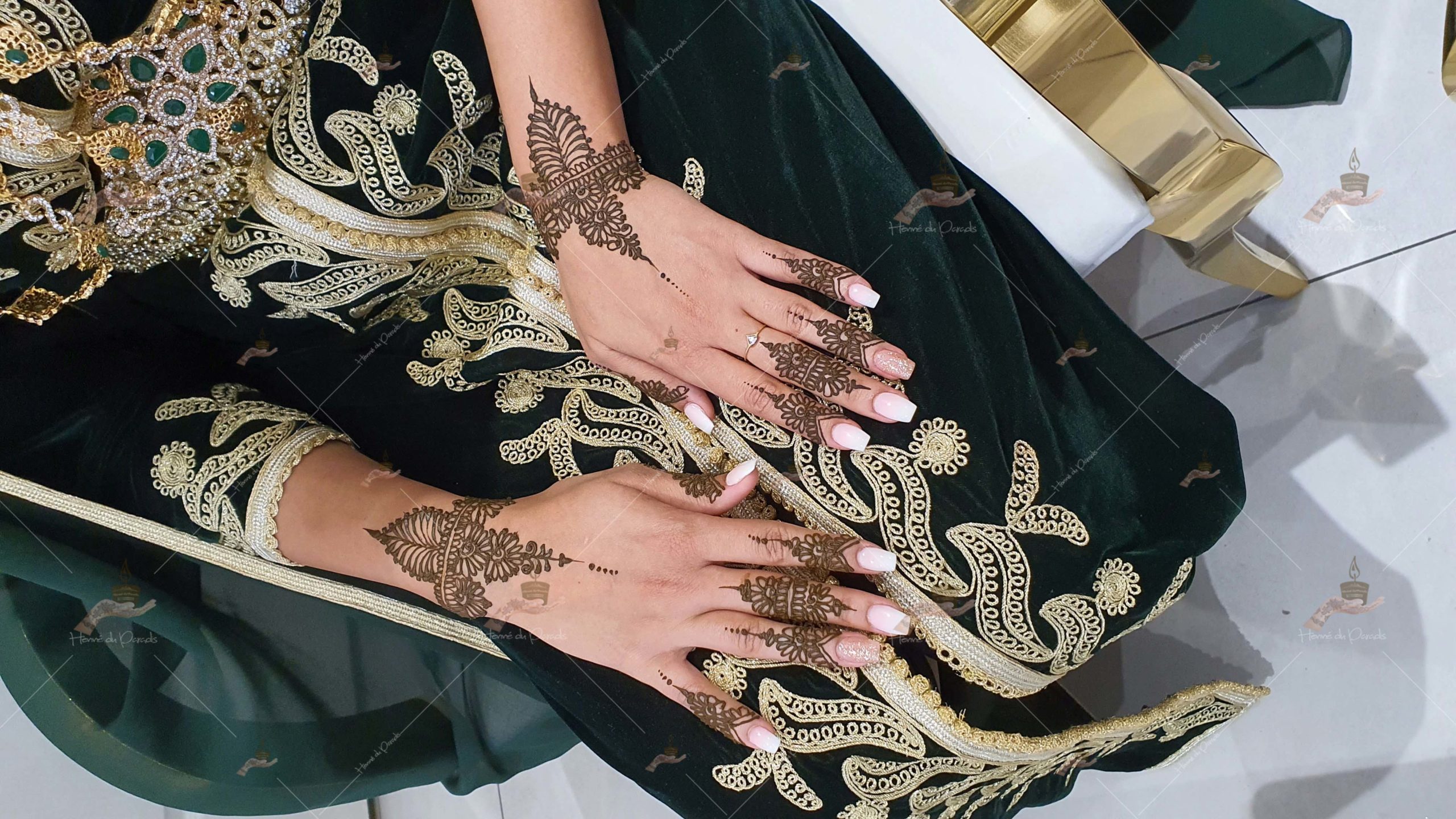 prestation fiançailles noir rouge Argenteuil invitée prix main dos cheville fête corps tatto déplacement pied blanc henné naturel qualité mariage Paris henna henne domicile paradis hlel tatouage fiancailles fassi mehendi day pas cher ile france pose 78 yvelines mureaux poissy meulan