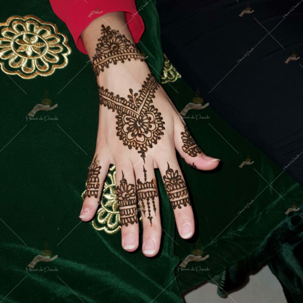 prestation henné du paradis mariage paris naturel henna henne domicile paradis hlel tatouage fiancailles fassi mehendi day pas cher noir blanc rouge ile de france pose 78 yvelines mureaux poissy meulan argenteuil invitee main mariée