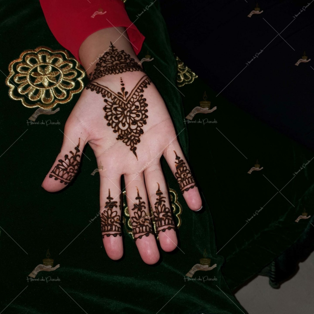 prestation henné du paradis mariage paris naturel henna henne domicile hlel tatouage fiancailles fassi mehendi day pas cher noir blanc rouge ile de france pose 78 yvelines mureaux poissy meulan argenteuil invitee main mariée