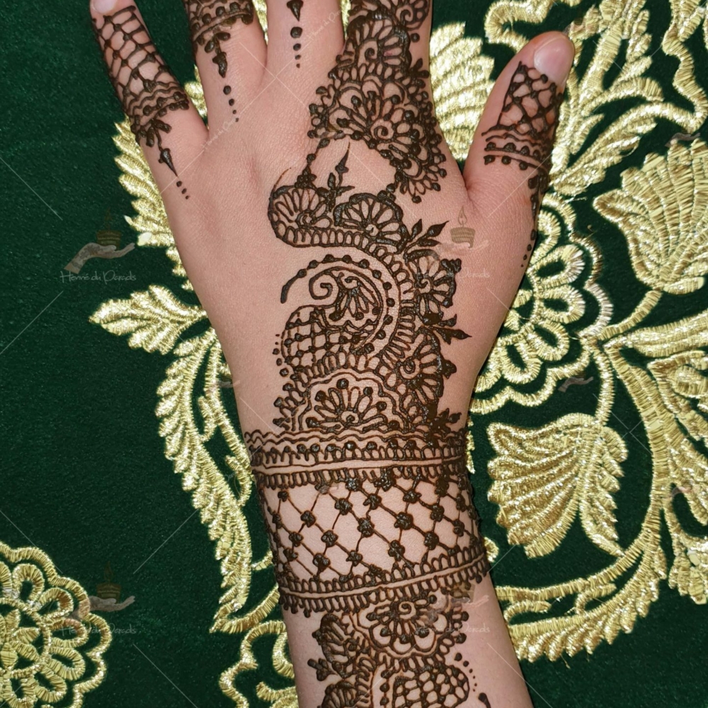 prestation henné du paradis mariage paris naturel henna henne domicile hlel tatouage fiancailles fassi mehendi day pas cher noir blanc rouge ile de france pose 78 yvelines mureaux poissy meulan argenteuil invitee main mariée