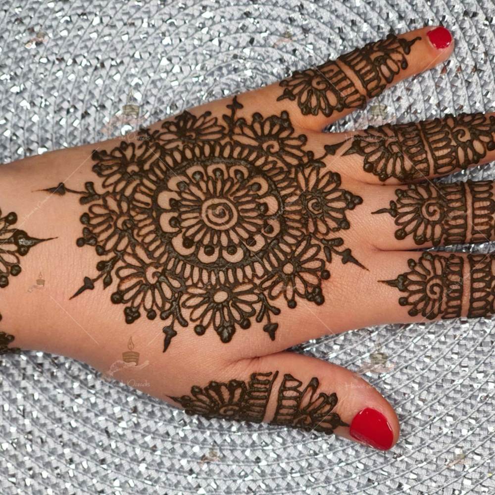 prestation henné du paradis mariage paris naturel henna henne domicile hlel tatouage fiancailles fassi mehendi day pas cher noir blanc rouge ile de france pose 78 yvelines mureaux poissy meulan argenteuil invitee main mariée