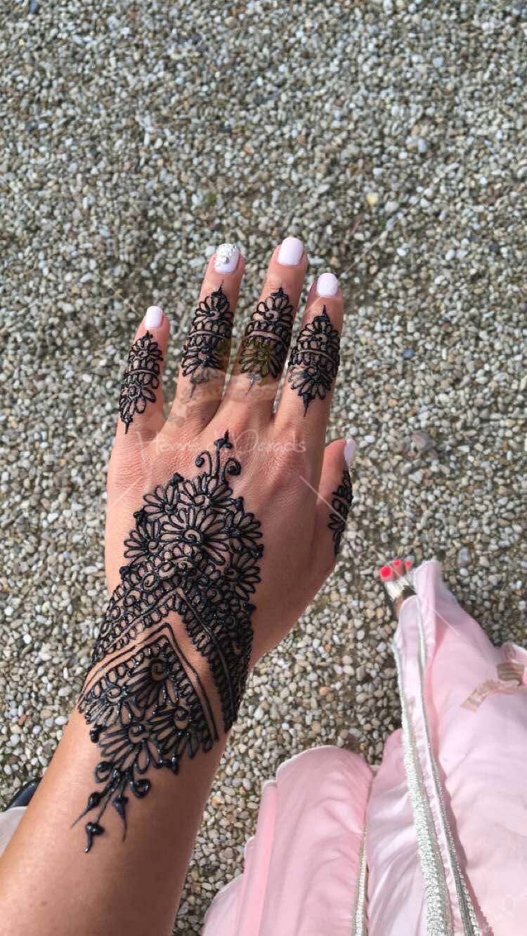 prestation henné du paradis mariage paris naturel henna henne domicile hlel tatouage fiancailles fassi mehendi day pas cher noir blanc rouge ile de france pose 78 yvelines mureaux poissy meulan argenteuil invitee main mariée