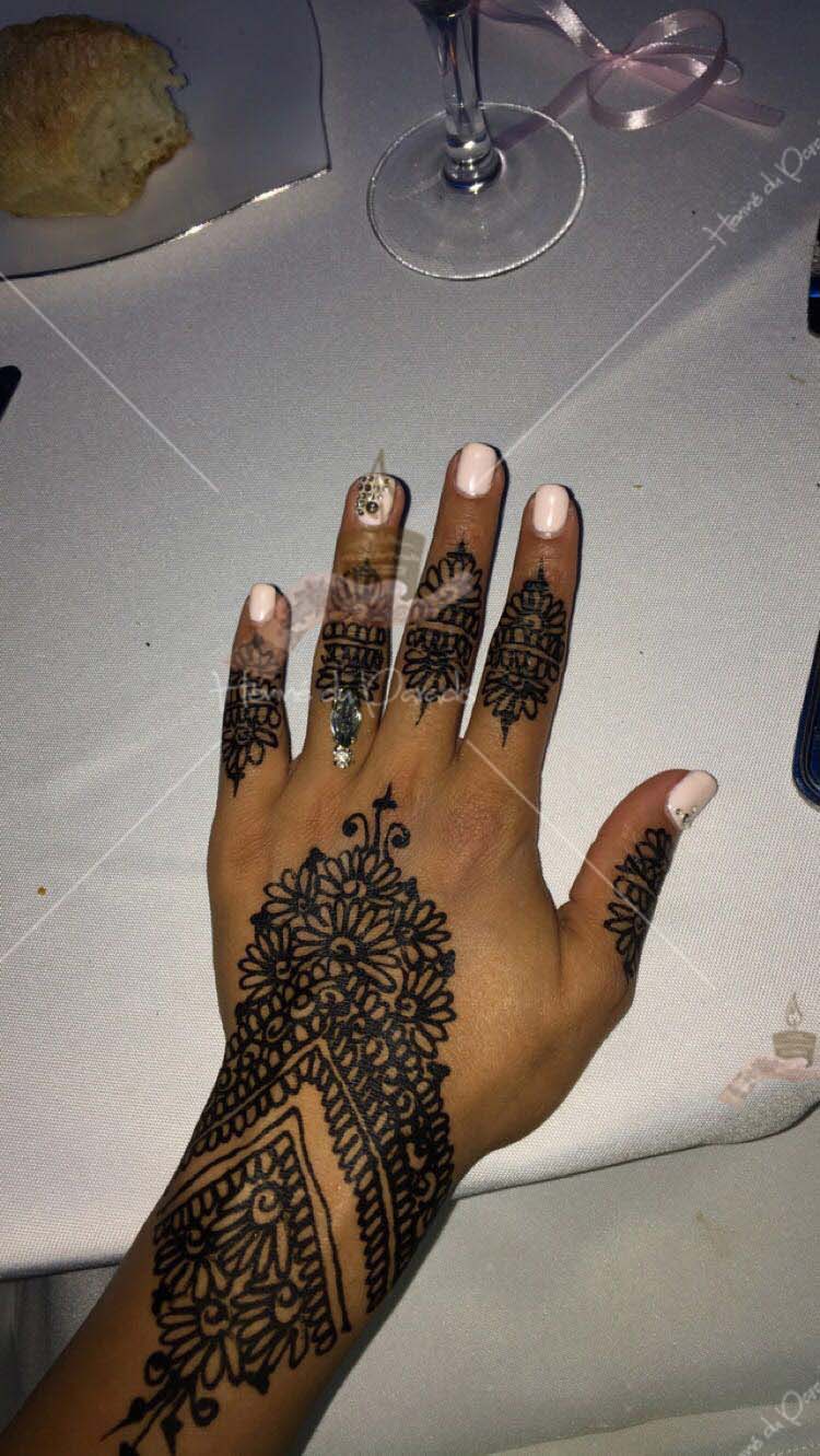 prestation henné du paradis mariage paris naturel henna henne domicile hlel tatouage fiancailles fassi mehendi day pas cher noir blanc rouge ile de france pose 78 yvelines mureaux poissy meulan argenteuil invitee main mariée