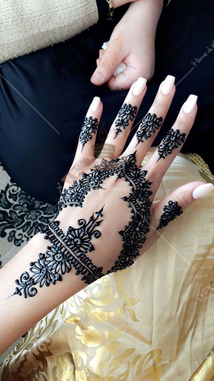 prestation henné du paradis mariage paris naturel henna henne domicile hlel tatouage fiancailles fassi mehendi day pas cher noir blanc rouge ile de france pose 78 yvelines mureaux poissy meulan argenteuil invitee main mariée