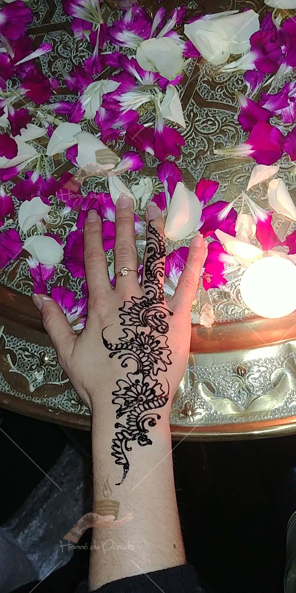 prestation henné du paradis mariage paris naturel henna henne domicile hlel tatouage fiancailles fassi mehendi day pas cher noir blanc rouge ile de france pose 78 yvelines mureaux poissy meulan argenteuil invitee main mariée