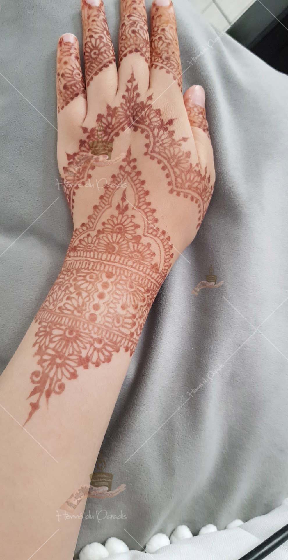 prestation henné du paradis mariage paris naturel henna henne domicile hlel tatouage fiancailles fassi mehendi day pas cher noir blanc rouge ile de france pose 78 yvelines mureaux poissy meulan argenteuil invitee main mariée