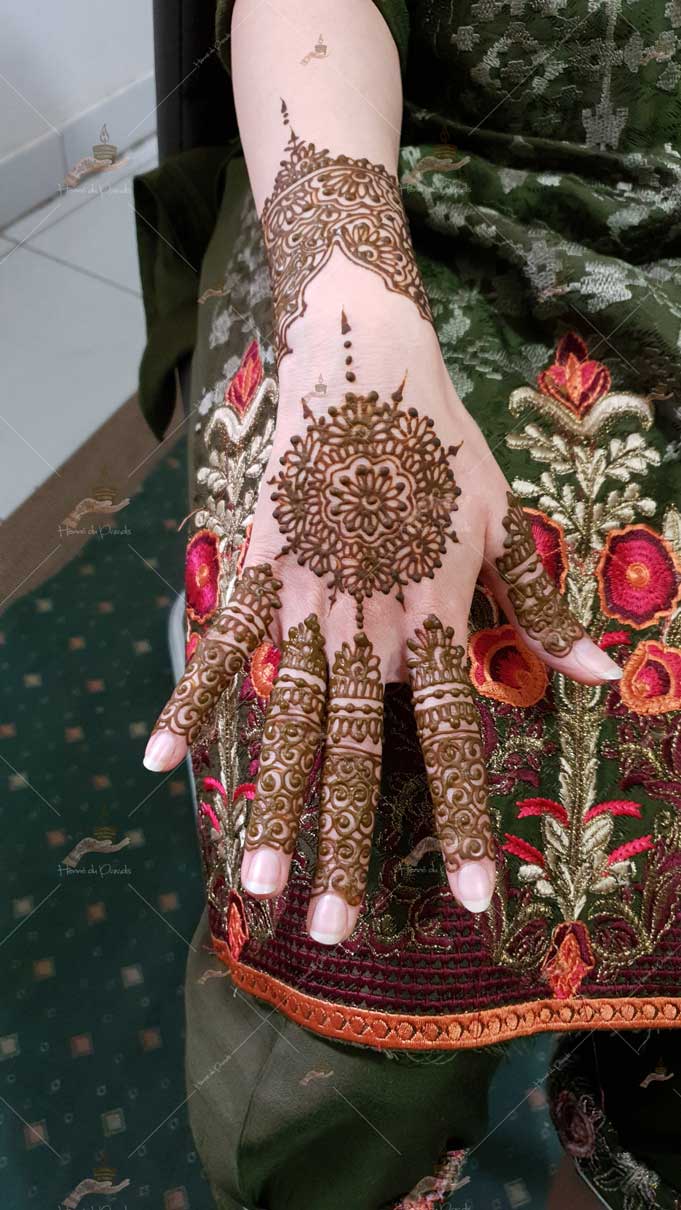 prestation henné du paradis mariage paris naturel henna henne domicile hlel tatouage fiancailles fassi mehendi day pas cher noir blanc rouge ile de france pose 78 yvelines mureaux poissy meulan argenteuil invitee main mariée