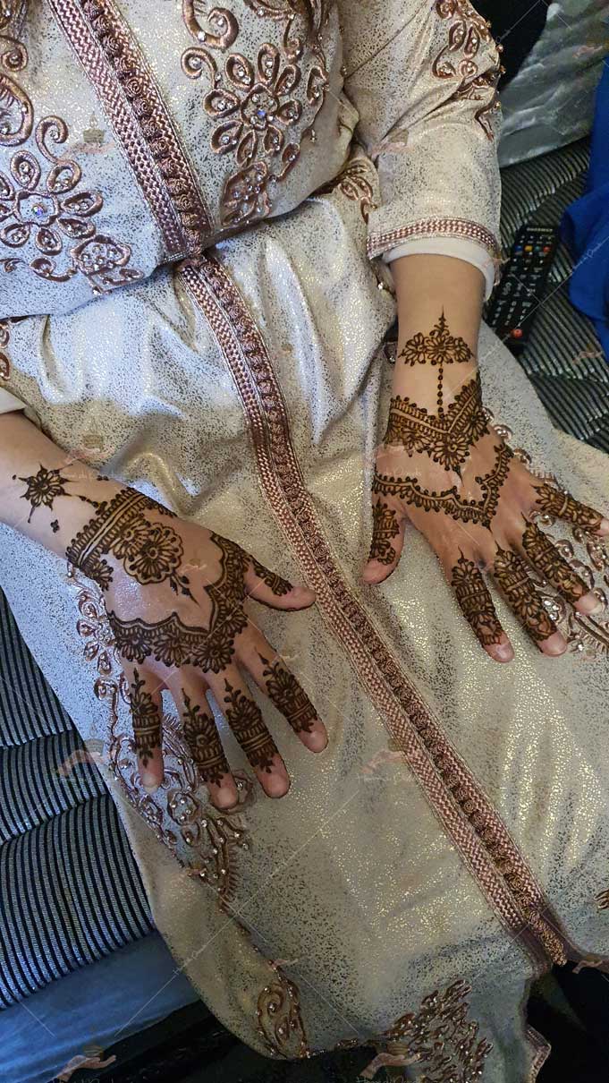 prestation henné du paradis mariage paris naturel henna henne domicile hlel tatouage fiancailles fassi mehendi day pas cher noir blanc rouge ile de france pose 78 yvelines mureaux poissy meulan argenteuil invitee main mariée