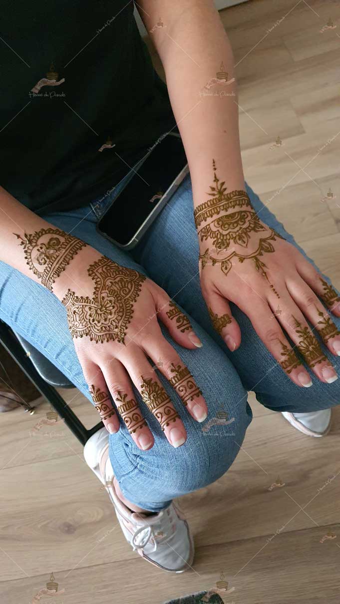 prestation henné du paradis mariage paris naturel henna henne domicile hlel tatouage fiancailles fassi mehendi day pas cher noir blanc rouge ile de france pose 78 yvelines mureaux poissy meulan argenteuil invitee main mariée