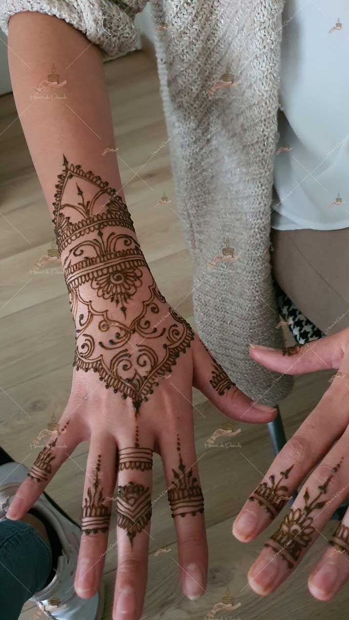 prestation henné du paradis mariage paris naturel henna henne domicile hlel tatouage fiancailles fassi mehendi day pas cher noir blanc rouge ile de france pose 78 yvelines mureaux poissy meulan argenteuil invitee main mariée