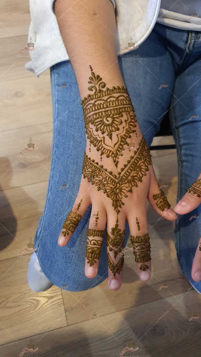 prestation henné du paradis mariage paris naturel henna henne domicile hlel tatouage fiancailles fassi mehendi day pas cher noir blanc rouge ile de france pose 78 yvelines mureaux poissy meulan argenteuil invitee main mariée