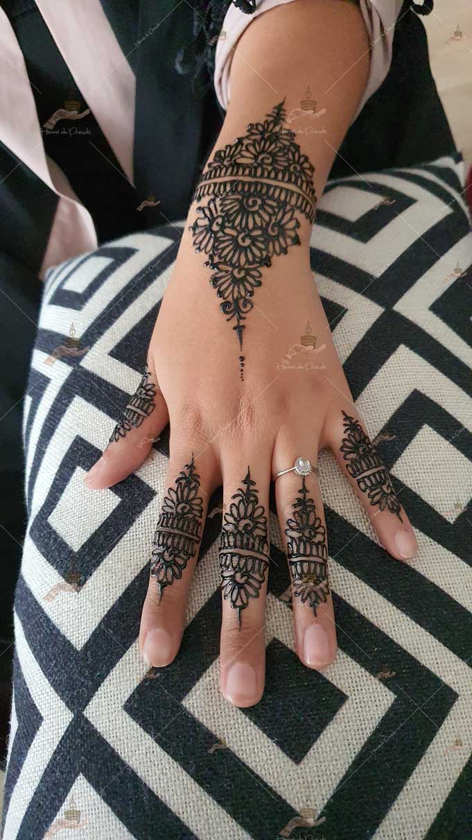 prestation henné du paradis mariage paris naturel henna henne domicile hlel tatouage fiancailles fassi mehendi day pas cher noir blanc rouge ile de france pose 78 yvelines mureaux poissy meulan argenteuil invitee main mariée