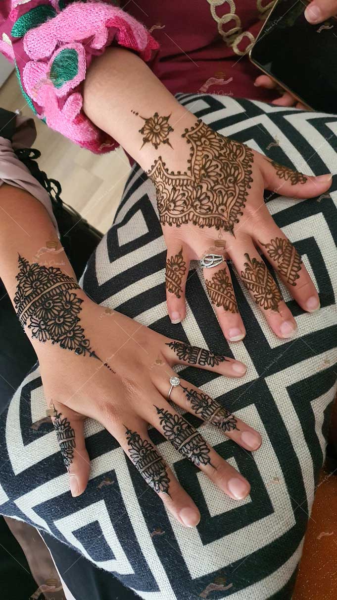 prestation henné du paradis mariage paris naturel henna henne domicile hlel tatouage fiancailles fassi mehendi day pas cher noir blanc rouge ile de france pose 78 yvelines mureaux poissy meulan argenteuil invitee main mariée