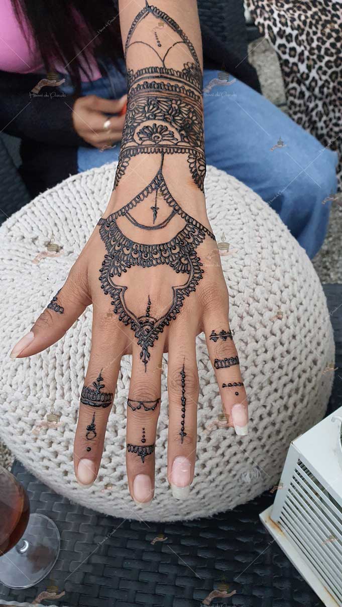 prestation henné du paradis mariage paris naturel henna henne domicile hlel tatouage fiancailles fassi mehendi day pas cher noir blanc rouge ile de france pose 78 yvelines mureaux poissy meulan argenteuil invitee main mariée