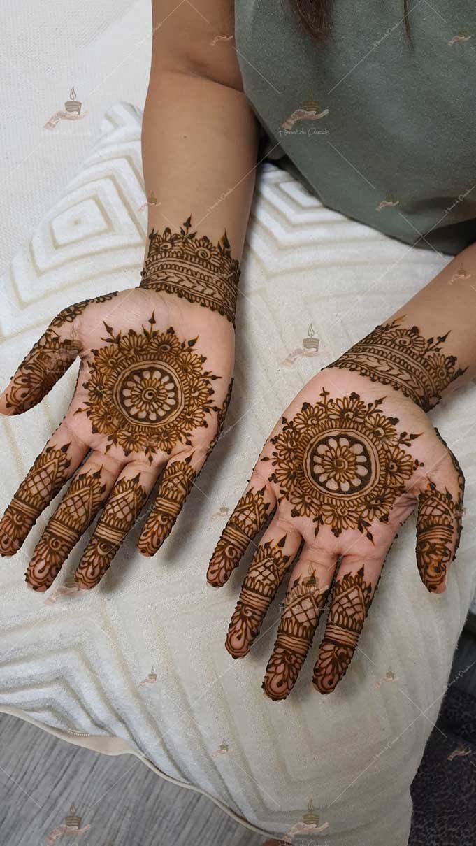 prestation henné du paradis mariage paris naturel henna henne domicile hlel tatouage fiancailles fassi mehendi day pas cher noir blanc rouge ile de france pose 78 yvelines mureaux poissy meulan argenteuil invitee main mariée