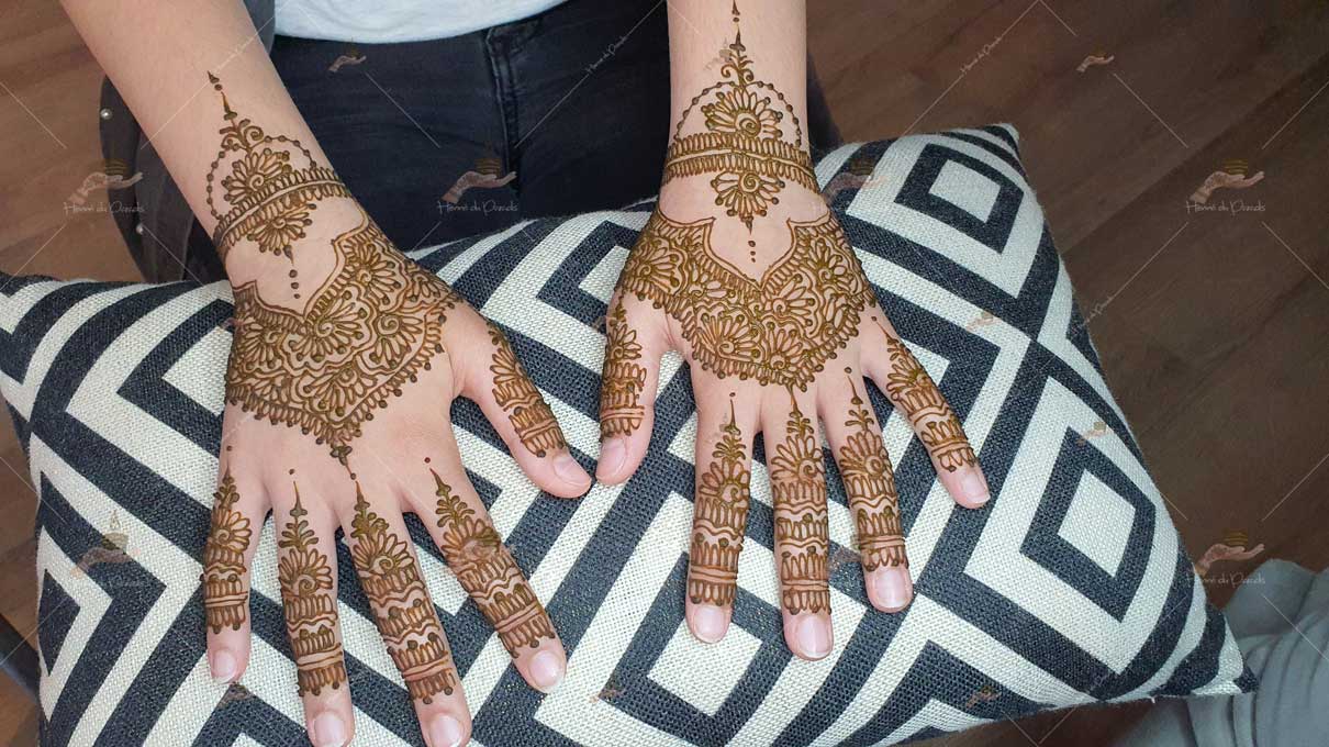 prestation henné du paradis mariage paris naturel henna henne domicile hlel tatouage fiancailles fassi mehendi day pas cher noir blanc rouge ile de france pose 78 yvelines mureaux poissy meulan argenteuil invitee main mariée