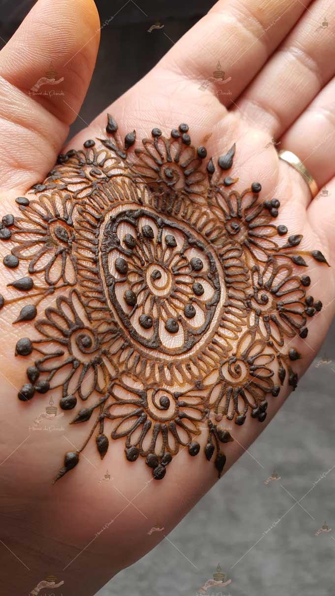 prestation henné du paradis mariage paris naturel henna henne domicile hlel tatouage fiancailles fassi mehendi day pas cher noir blanc rouge ile de france pose 78 yvelines mureaux poissy meulan argenteuil invitee main mariée