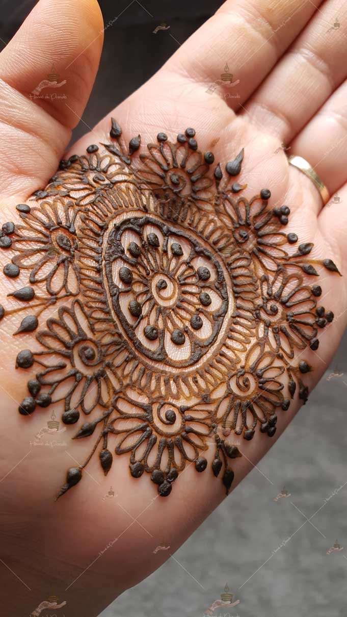 prestation henné du paradis mariage paris naturel henna henne domicile hlel tatouage fiancailles fassi mehendi day pas cher noir blanc rouge ile de france pose 78 yvelines mureaux poissy meulan argenteuil invitee main mariée