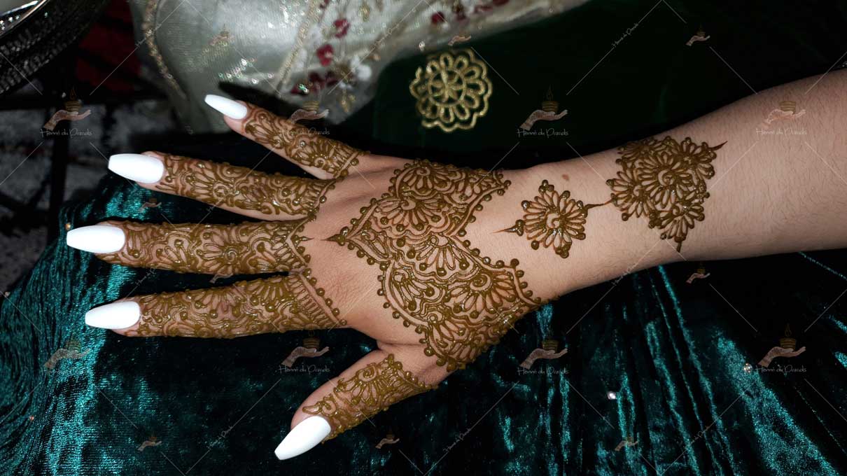 prestation henné du paradis mariage paris naturel henna henne domicile hlel tatouage fiancailles fassi mehendi day pas cher noir blanc rouge ile de france pose 78 yvelines mureaux poissy meulan argenteuil invitee main mariée