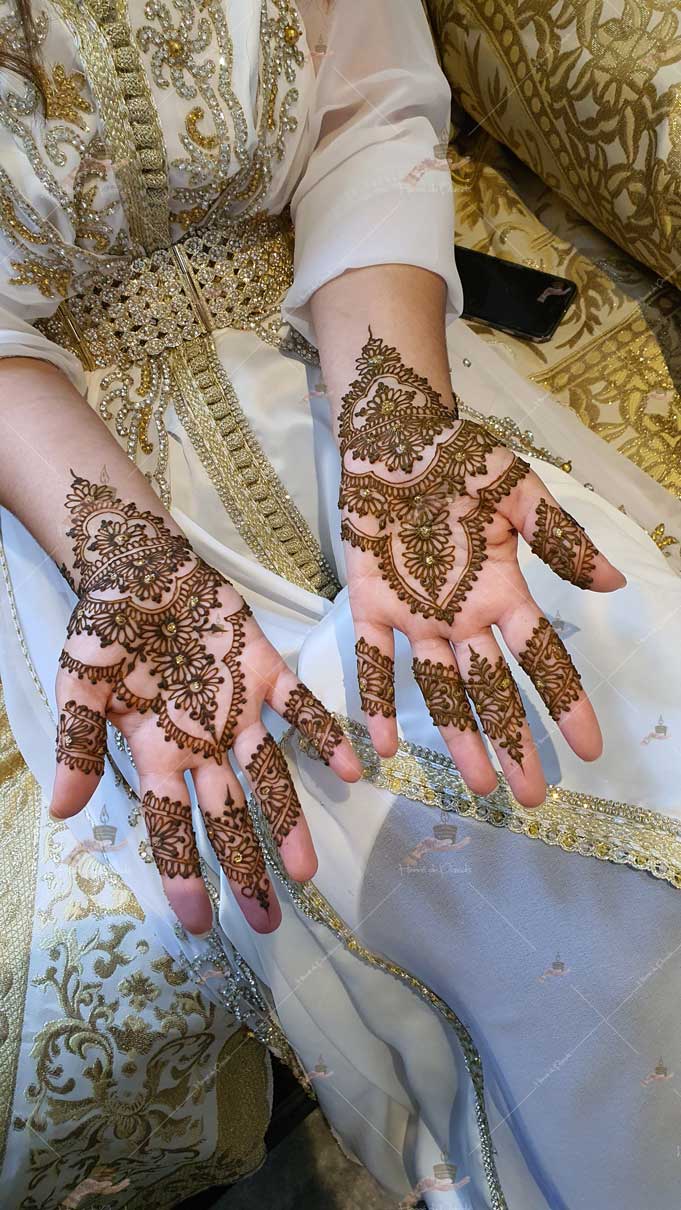 prestation henné du paradis mariage paris naturel henna henne domicile hlel tatouage fiancailles fassi mehendi day pas cher noir blanc rouge ile de france pose 78 yvelines mureaux poissy meulan argenteuil invitee main mariée