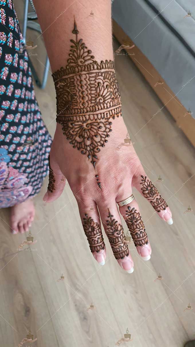 prestation henné du paradis mariage paris naturel henna henne domicile hlel tatouage fiancailles fassi mehendi day pas cher noir blanc rouge ile de france pose 78 yvelines mureaux poissy meulan argenteuil invitee main mariée