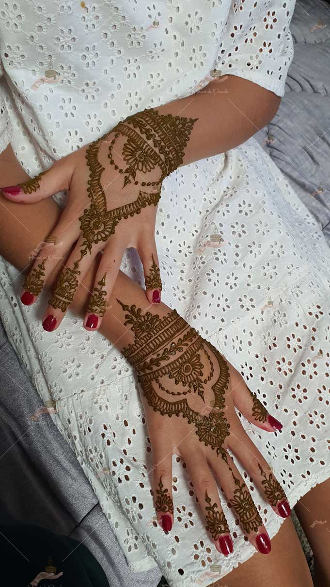 prestation henné du paradis mariage paris naturel henna henne domicile hlel tatouage fiancailles fassi mehendi day pas cher noir blanc rouge ile de france pose 78 yvelines mureaux poissy meulan argenteuil invitee main mariée