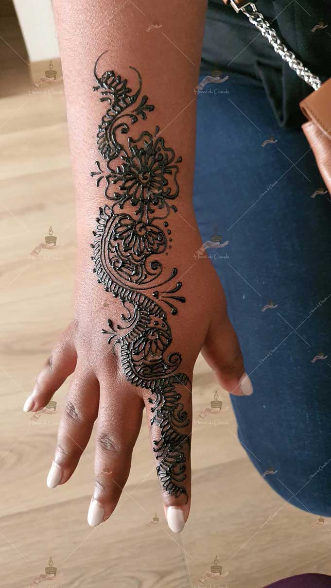 prestation henné du paradis mariage paris naturel henna henne domicile hlel tatouage fiancailles fassi mehendi day pas cher noir blanc rouge ile de france pose 78 yvelines mureaux poissy meulan argenteuil invitee main mariée