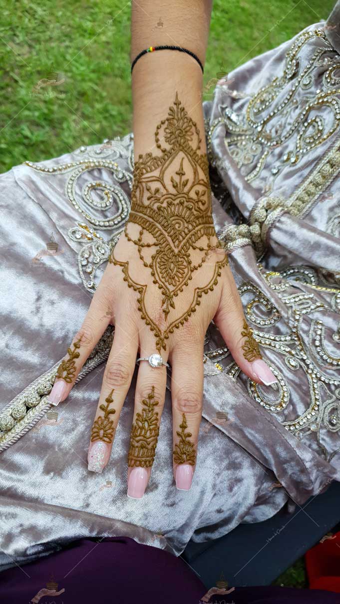 prestation henné du paradis mariage paris naturel henna henne domicile hlel tatouage fiancailles fassi mehendi day pas cher noir blanc rouge ile de france pose 78 yvelines mureaux poissy meulan argenteuil invitee main mariée