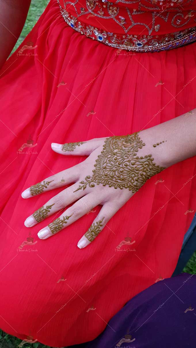 prestation henné du paradis mariage paris naturel henna henne domicile hlel tatouage fiancailles fassi mehendi day pas cher noir blanc rouge ile de france pose 78 yvelines mureaux poissy meulan argenteuil invitee main mariée