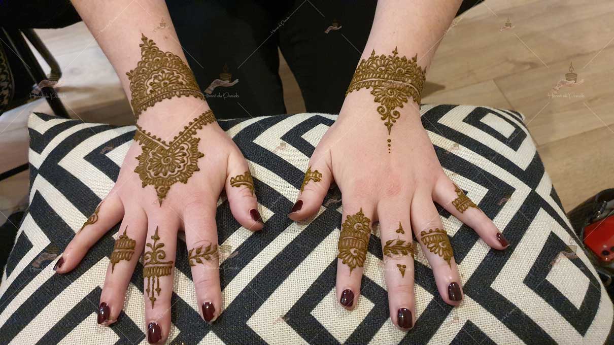 prestation henné du paradis mariage paris naturel henna henne domicile hlel tatouage fiancailles fassi mehendi day pas cher noir blanc rouge ile de france pose 78 yvelines mureaux poissy meulan argenteuil invitee main mariée