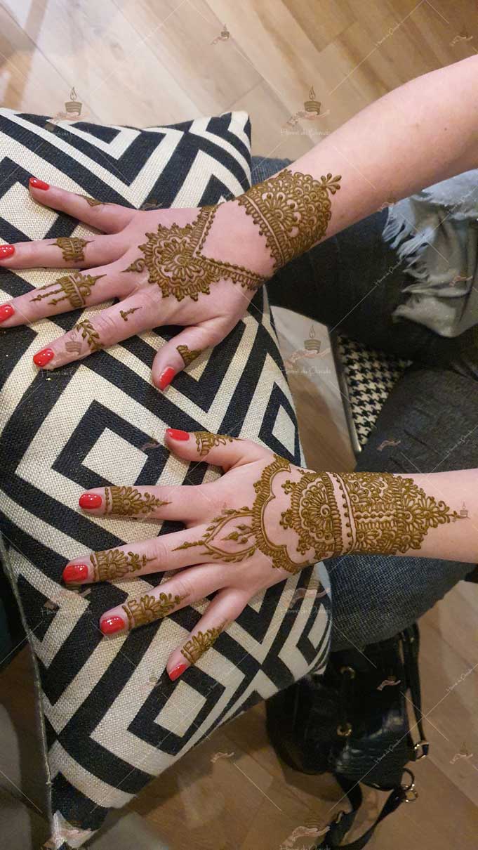 prestation henné du paradis mariage paris naturel henna henne domicile hlel tatouage fiancailles fassi mehendi day pas cher noir blanc rouge ile de france pose 78 yvelines mureaux poissy meulan argenteuil invitee main mariée