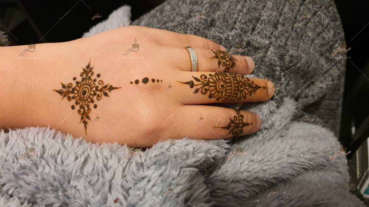 prestation henné du paradis mariage paris naturel henna henne domicile hlel tatouage fiancailles fassi mehendi day pas cher noir blanc rouge ile de france pose 78 yvelines mureaux poissy meulan argenteuil invitee main mariée